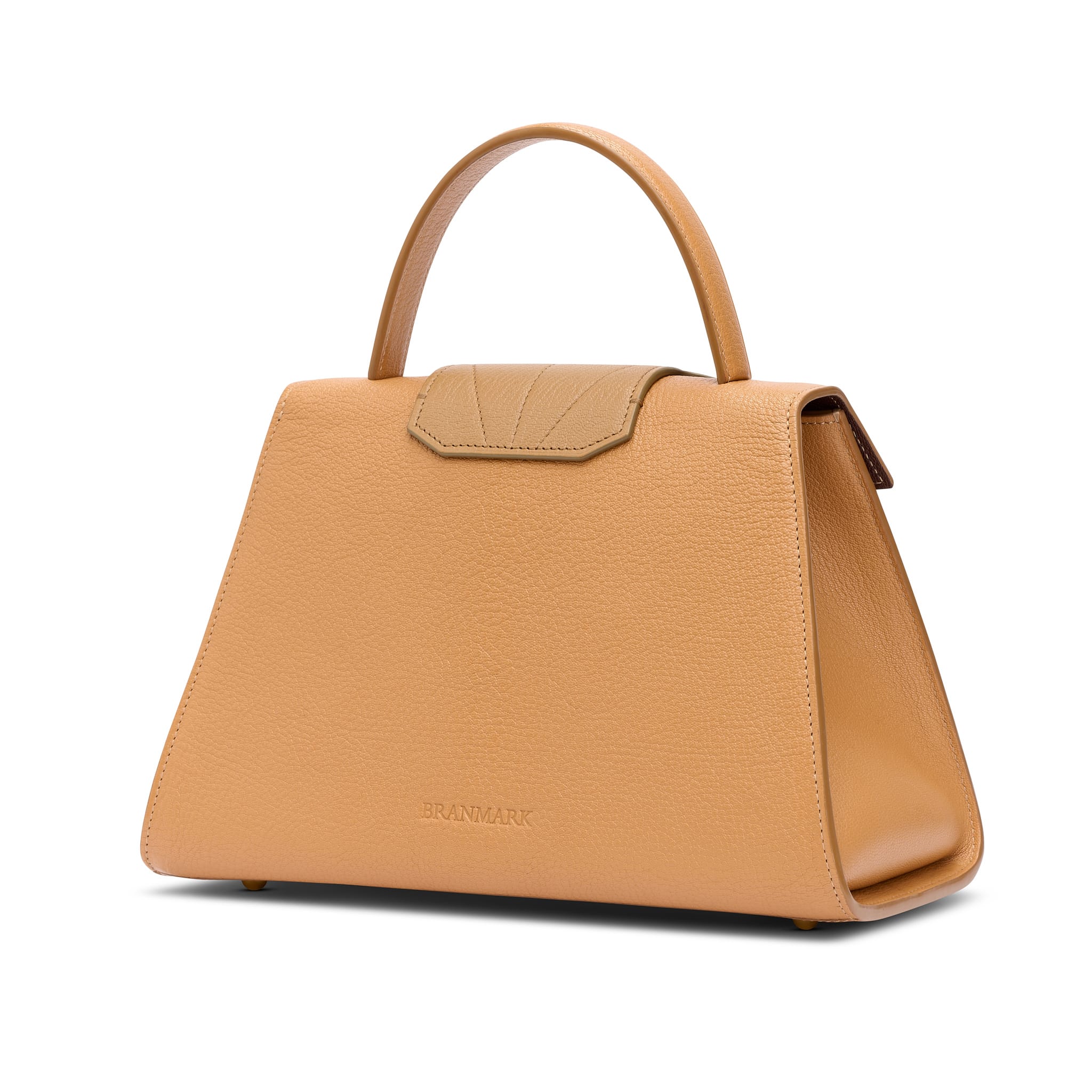 Achteraanzicht van de handgemaakte Legacy Camel tas van BRANMARK, elegante afwerking in camel kleur