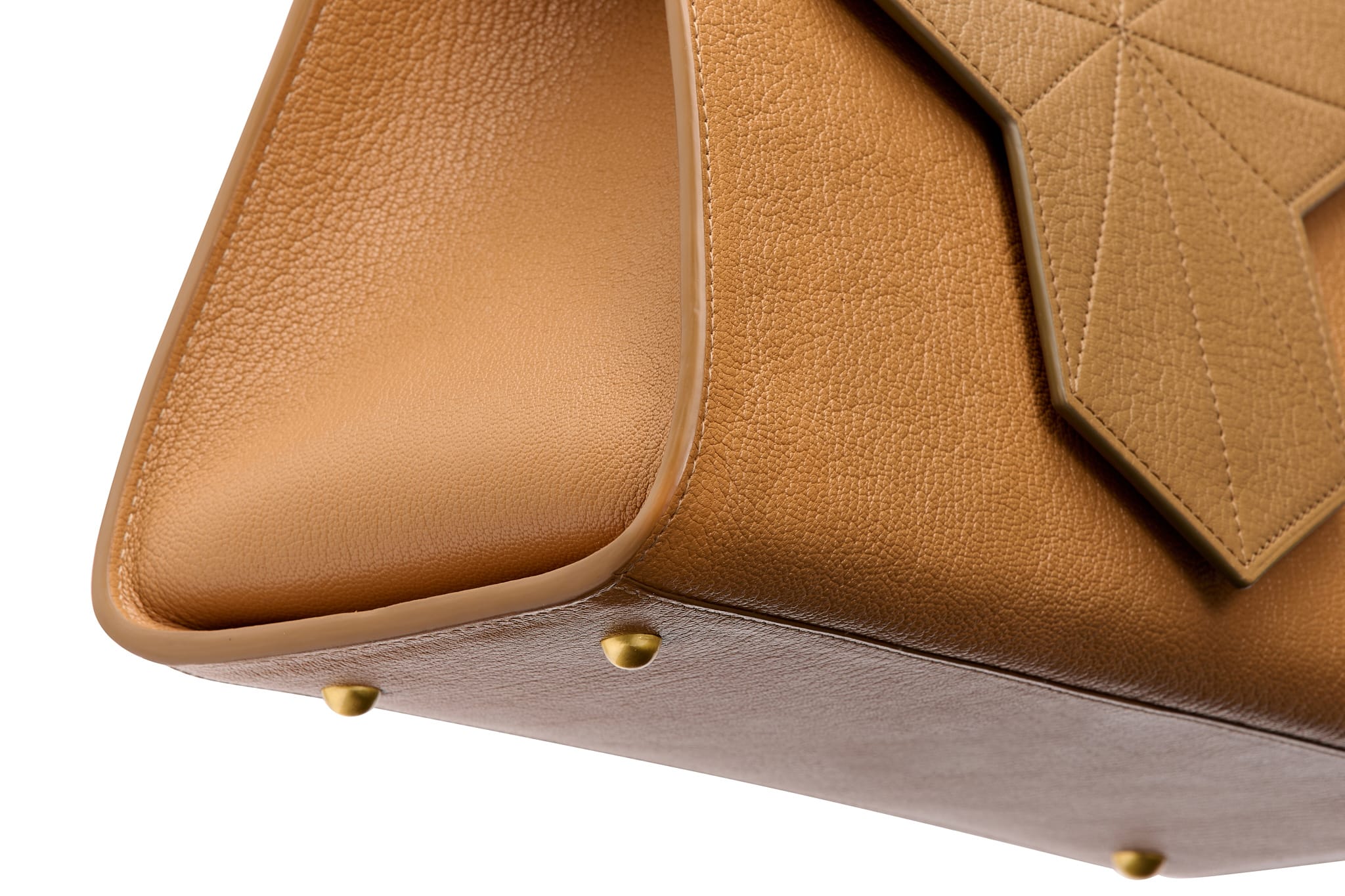 Onderzijde van de Legacy Camel tas met vergulde bodemnoppen voor extra bescherming