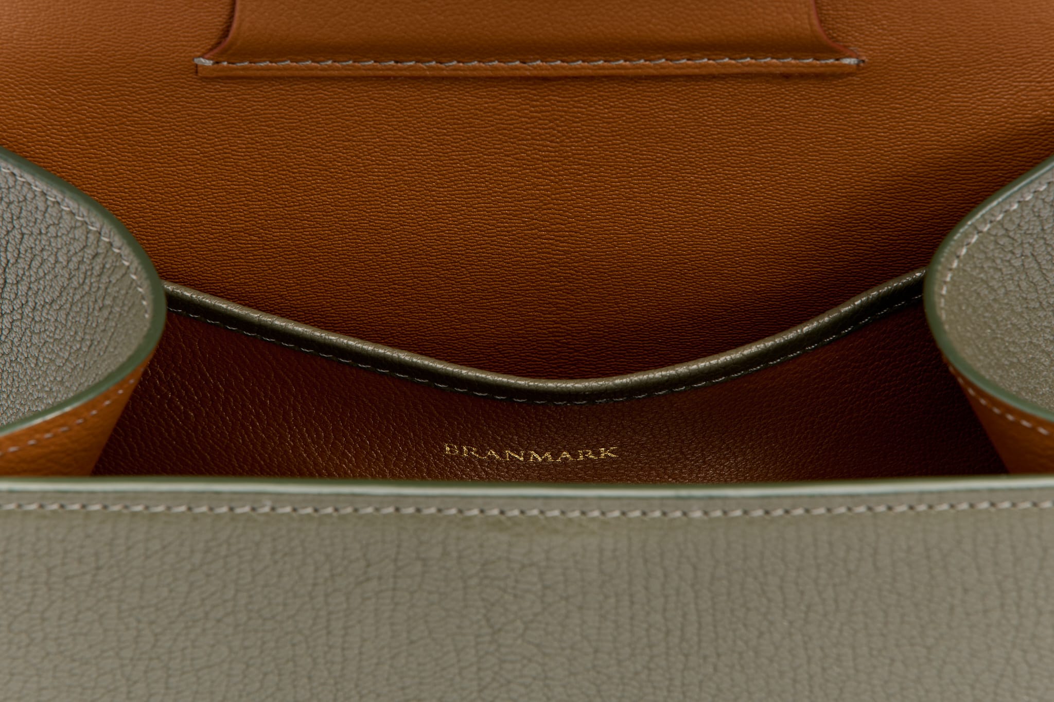 Binnenzijde van de Legacy Kaki tas met luxe lederen voering en subtiel BRANMARK-logo