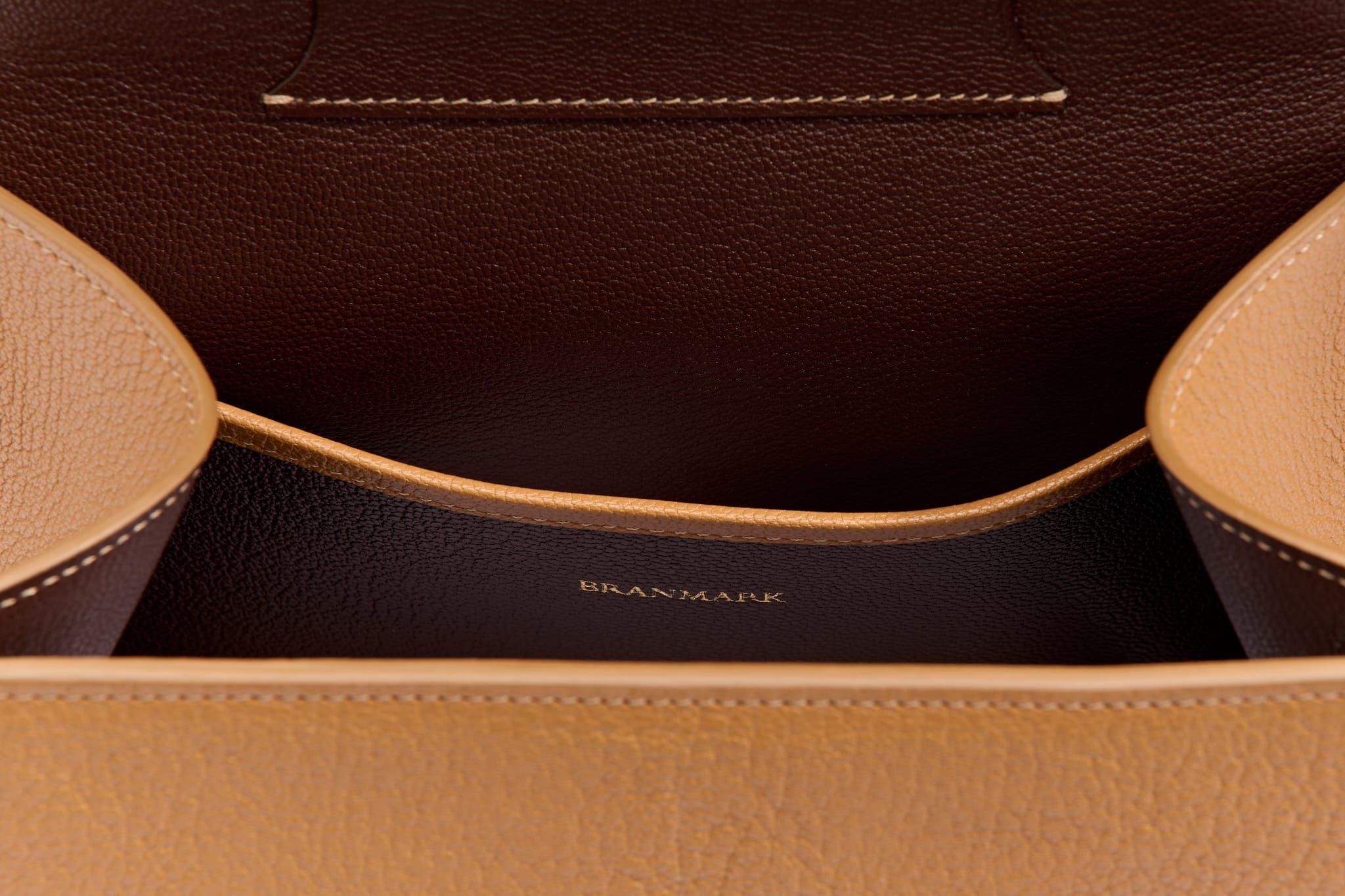 Binnenkant van de Legacy Camel tas met luxe lederen voering en BRANMARK-logo