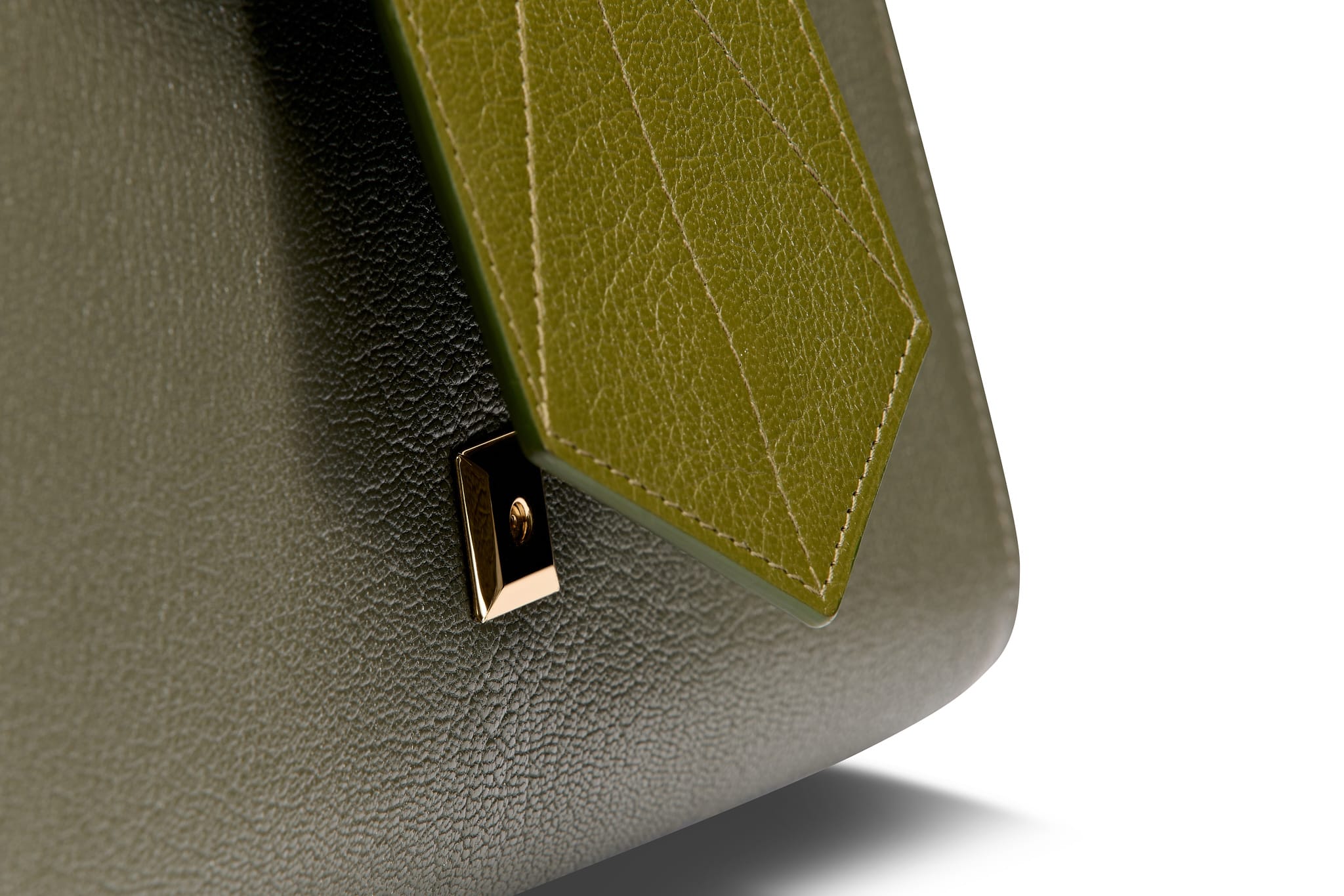 Close-up van de vergulde magnetische sluiting op de Legacy Kaki tas van BRANMARK