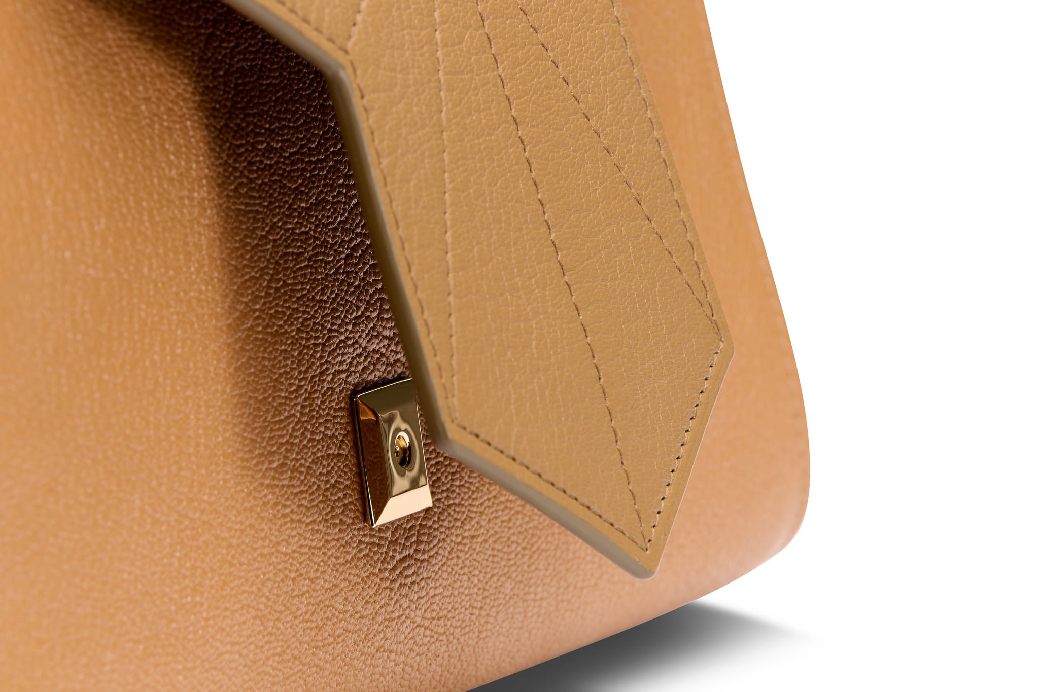 Close-up van de vergulde magnetische sluiting op de Legacy Camel tas van BRANMARK